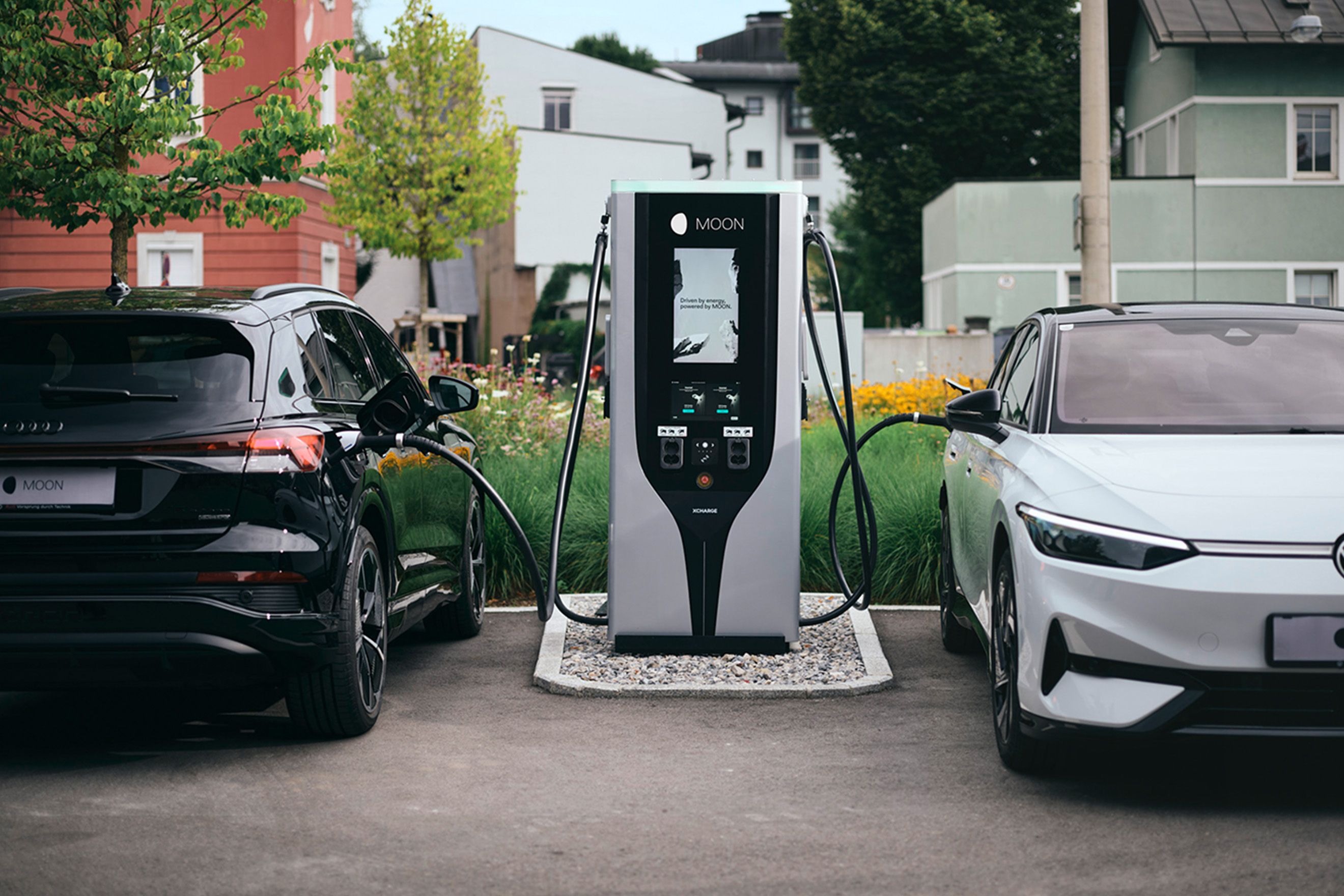 Plugged-in fast charging station between two electric cars